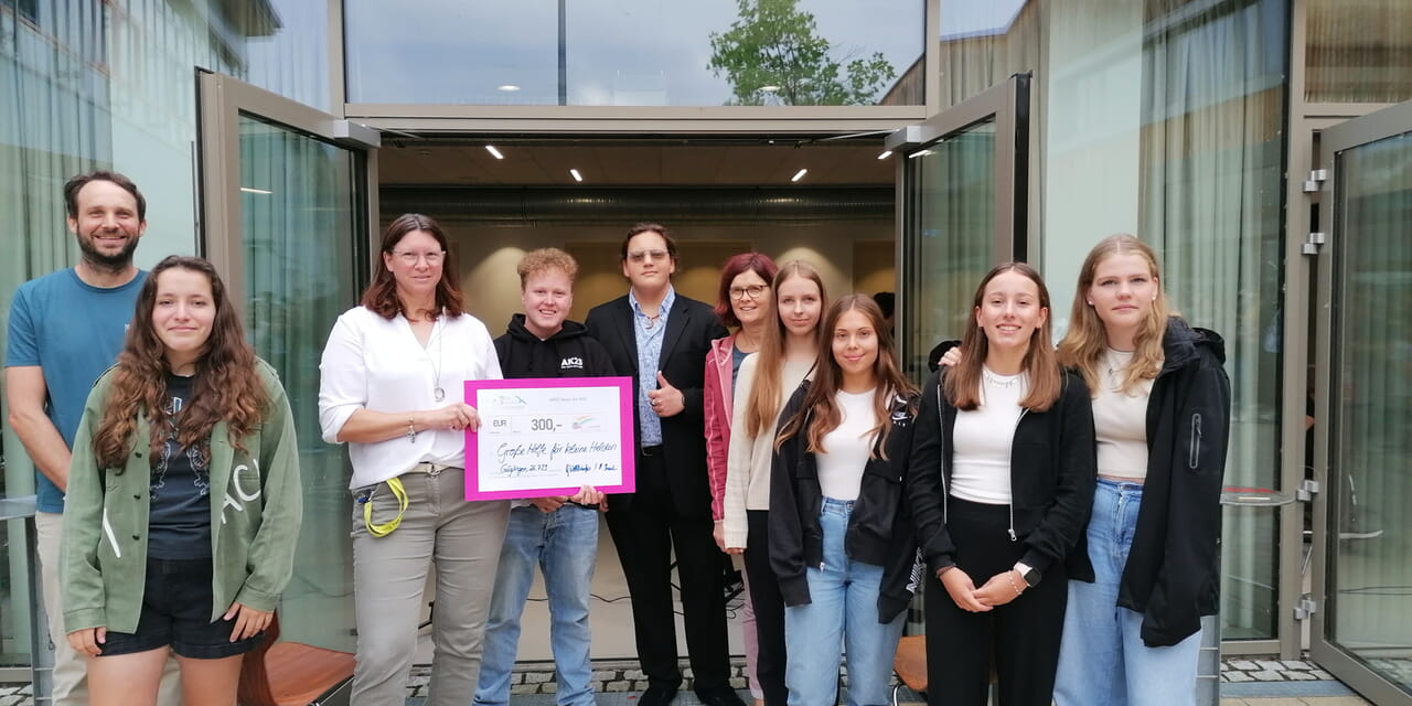 HERZ-Team der Realschule Güglingen spendet 300 € an die Stiftung „Große Hilfe für kleine Helden“
