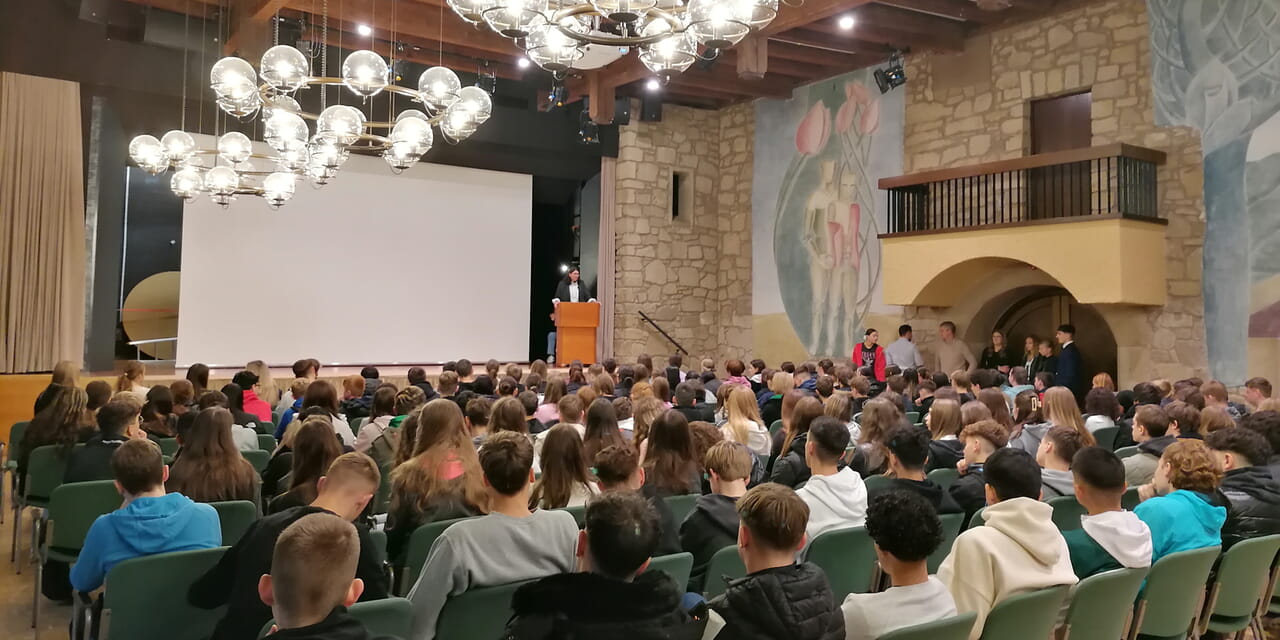 Schülerversammlung der RSG zur Kandidatenvorstellung: Wahl der Schülersprecher
